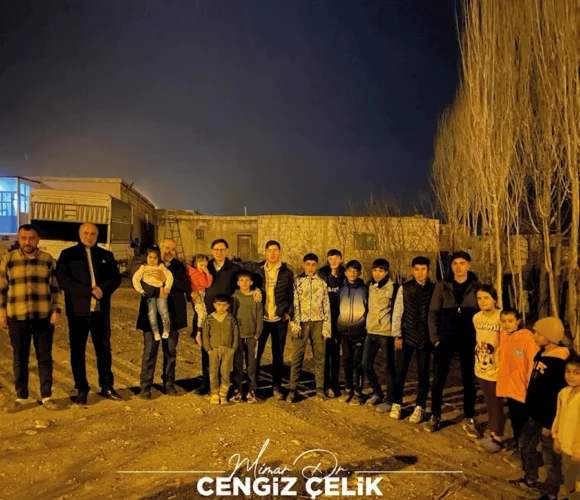 Doğubayazıt Gazetesi Gittiği her yerde, ziyaret ettiği her mahallede ilgi ve sevgi ile karşılanan Dr. Cengiz ÇELİK, vatandaşlara hitap ederek eser 