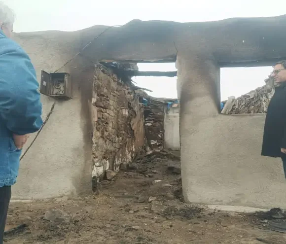 Ak Parti Doğubayazıt Belediye Başkan Adayı Dr. Cengiz Çelik, Aktuğlu Köyü’nde meydana gelen yıkıcı yangında evlerini kaybeden ailenin yanında olduğunu 